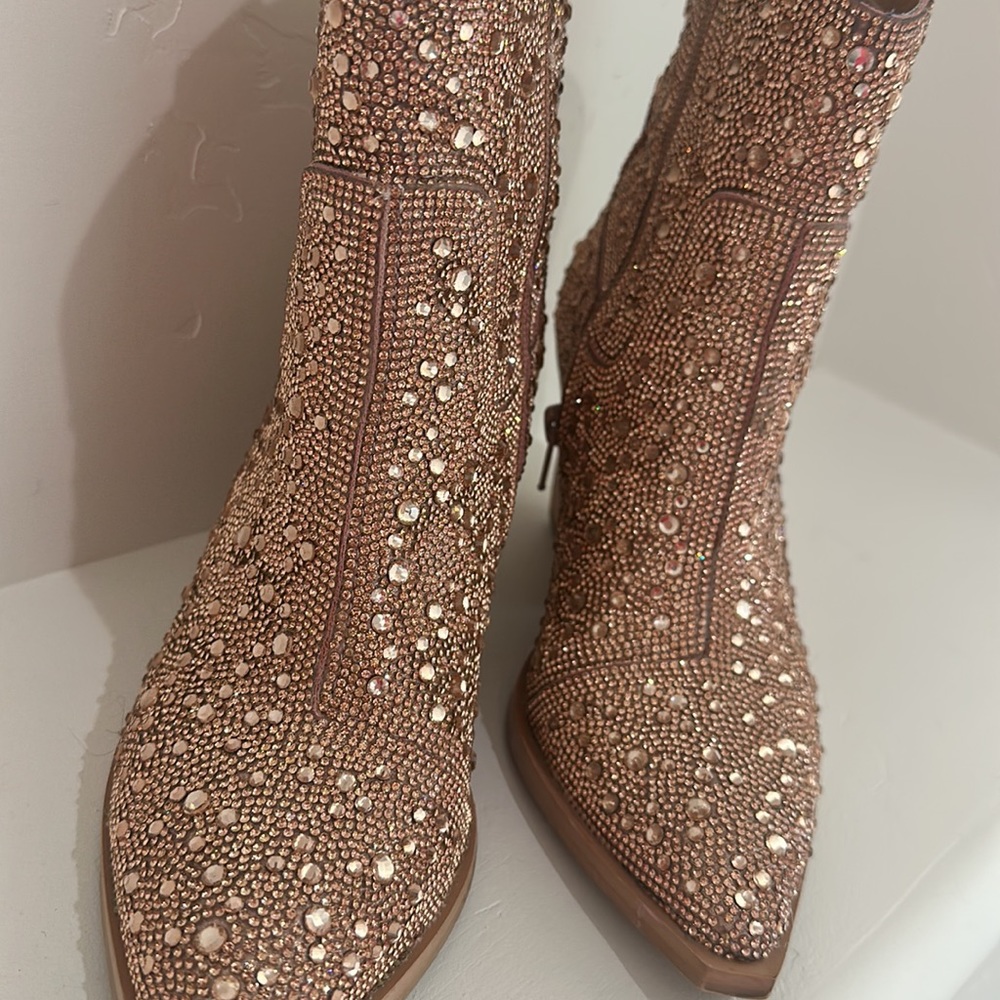 BEAUTIFUL ROSE GOLD GEMS COWGIRL BOOTS! By FOREVER 21!!!
